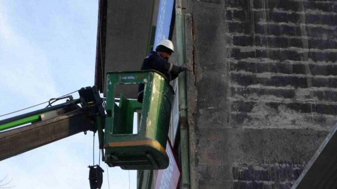 Depremde Malatya’da bazı evlerin dış cephelerinde ayrışmalar oldu