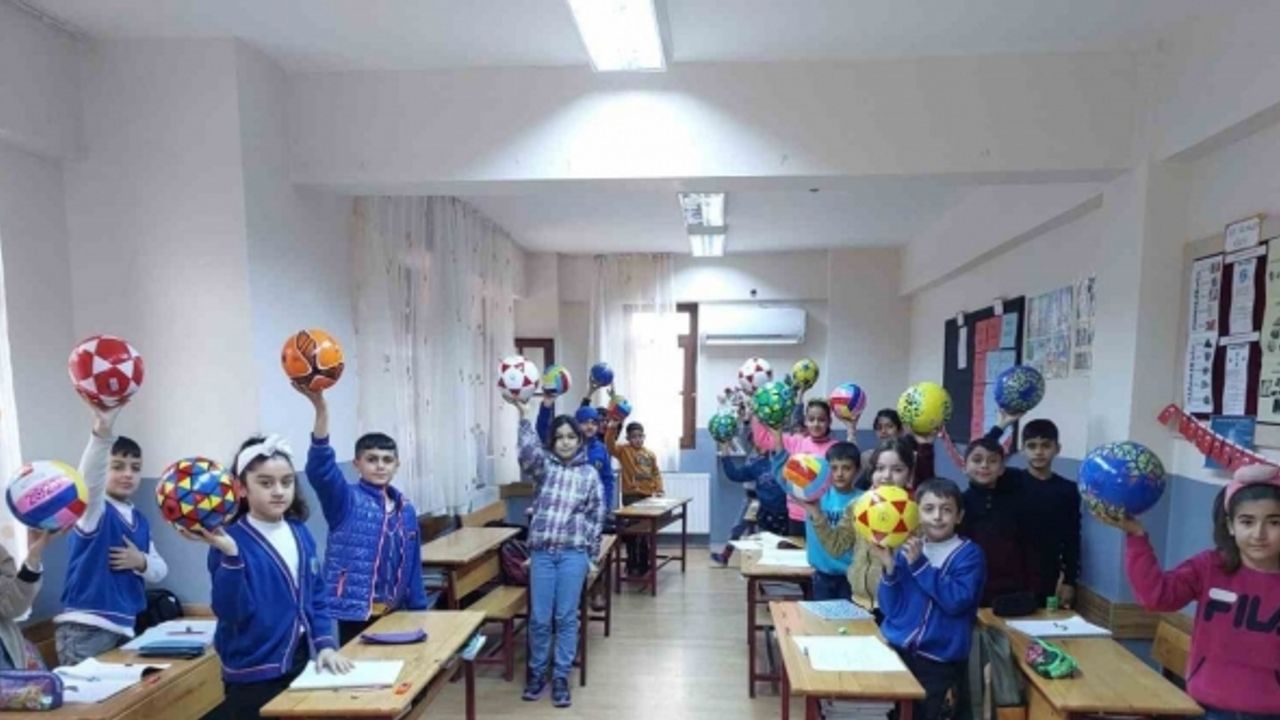 Depremzede öğrencilere karne hediyesi olarak 5 bin 650 top dağıttı