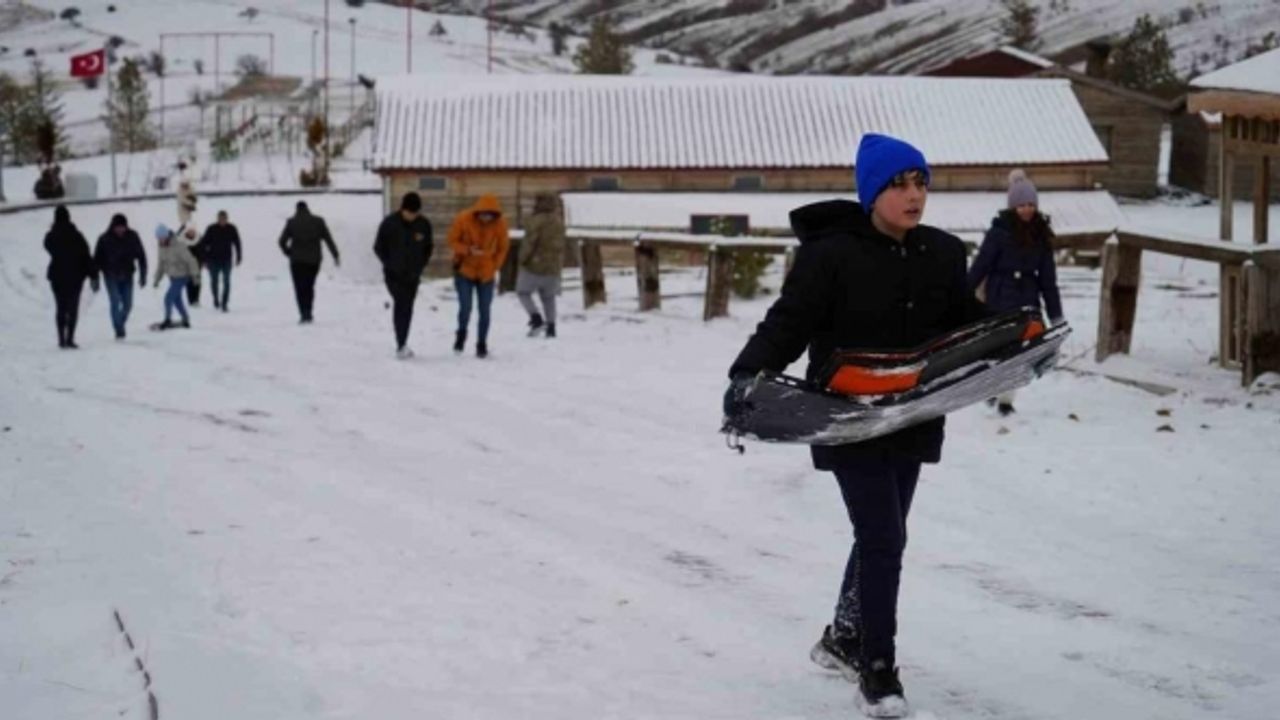 Dinek Dağı beyaz örtüyle kaplandı, gölet dondu: Eşsiz manzarada karın keyfini çıkardılar