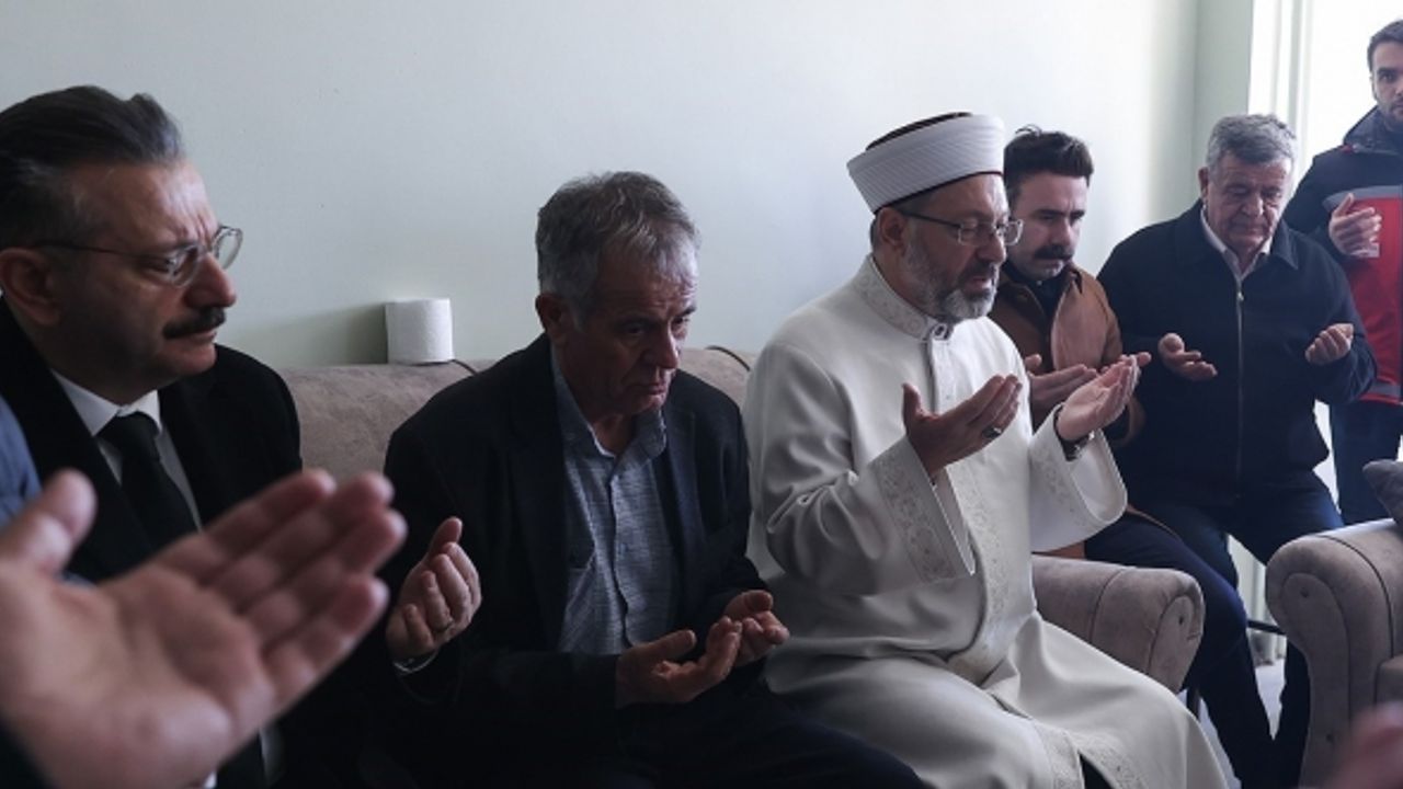 Diyanet İşleri Başkanı Erbaş ve Vali Aksoy şehidin evini ziyaret etti
