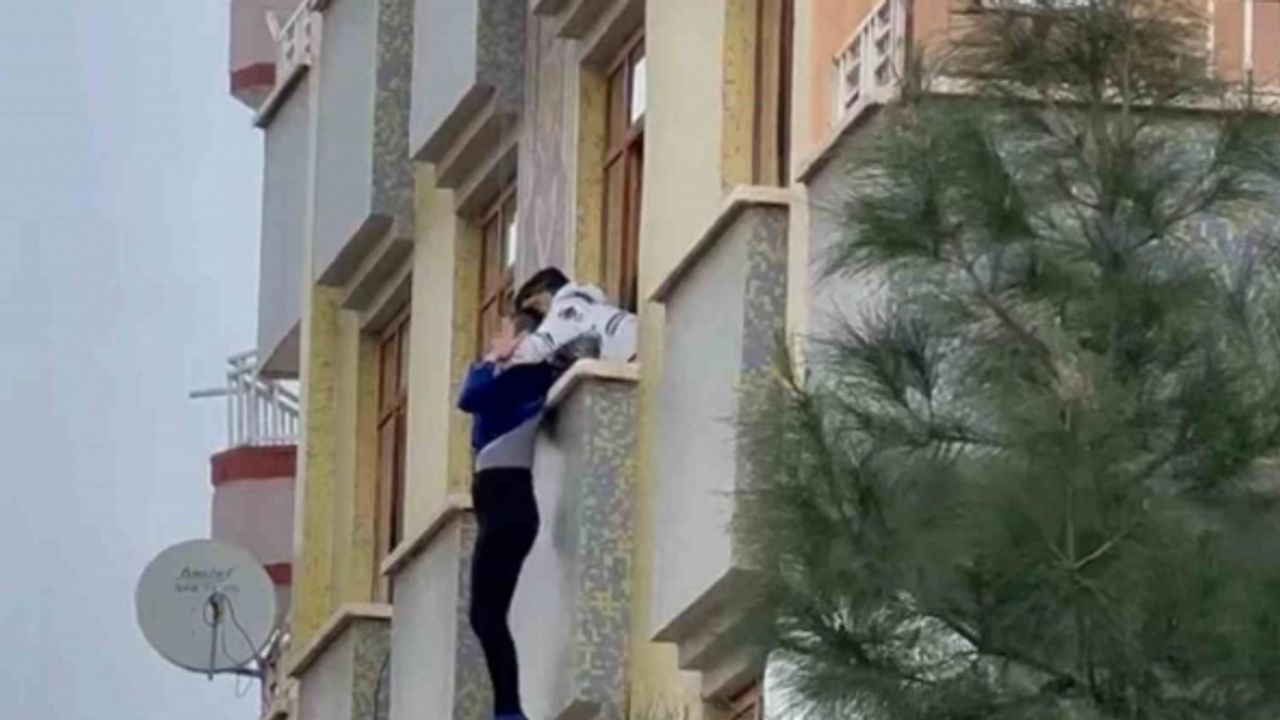 Diyarbakır’da 3’üncü kattan kendini bırakmaya çalışan kadın böyle kurtarıldı