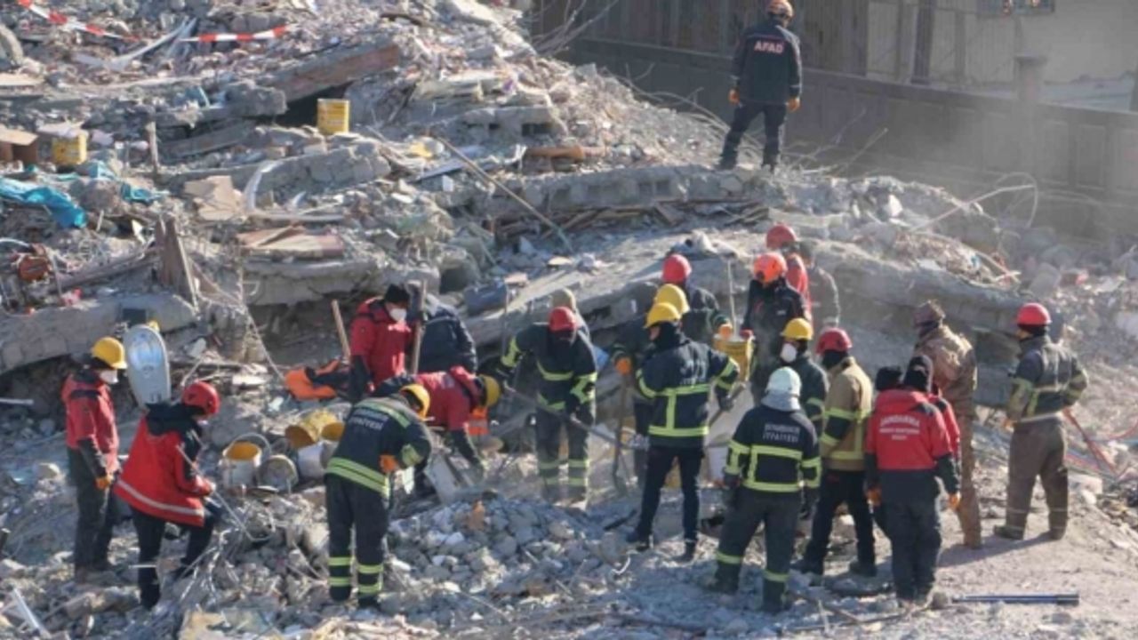 Diyarbakır’da depremde 100 kişiye mezar olan Hisami Apartmanı davasında 3 tutuklama