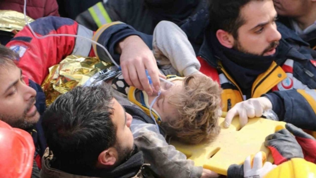 Diyarbakır’da depremde ailesinden 5 kişiyi kaybeden Beşir’e dayısı ve teyzesi umut oldu