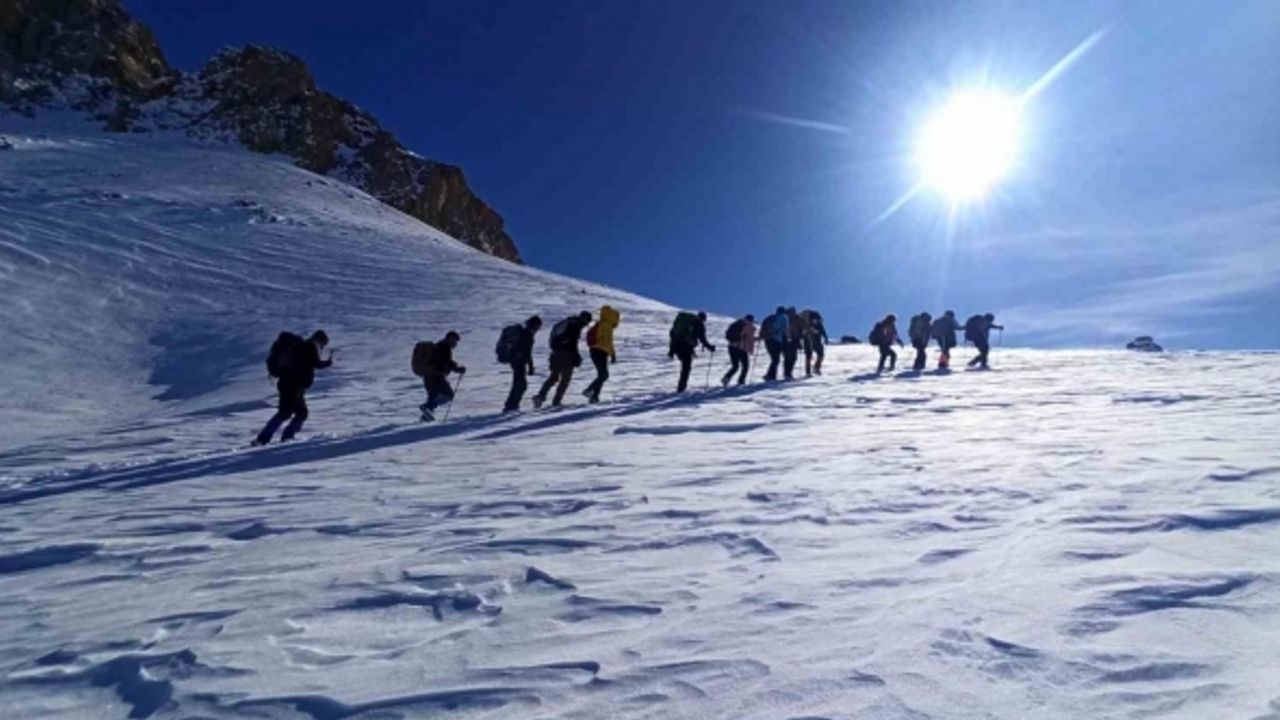 Doğa severler 3 bin 100 rakımlı Kelespi Dağı’na tırmandı