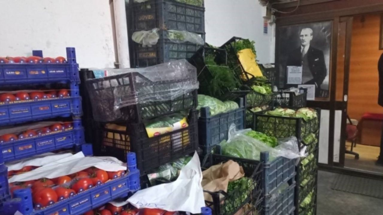 Donan ürünler çöpe atıldı, kalanlar battaniyelerle korunmaya çalışılıyor