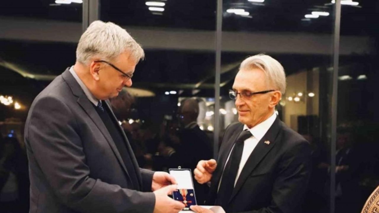 Dr. İhsan Alioğlu’na Almanya Federal Cumhuriyeti Liyakat Nişanı verildi