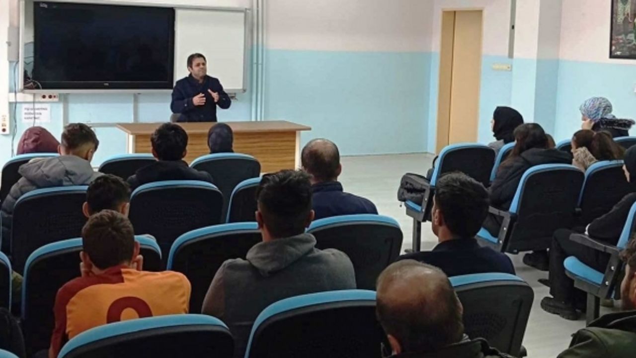 Dumlupınar’da lise öğrencilerine Fatih Sultan Mehmed’in hayatı anlatıldı