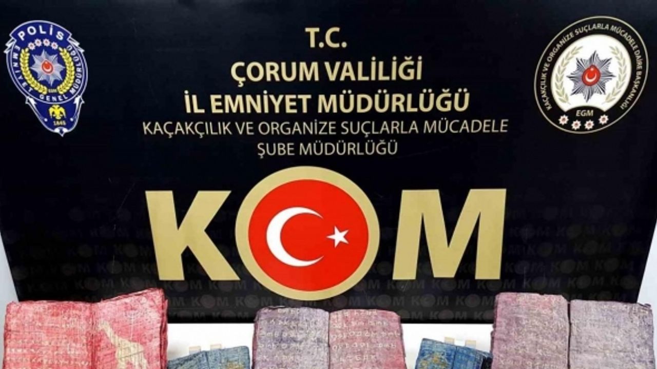 Durdurulan araçta 5 adet el yazması eser ele geçirildi