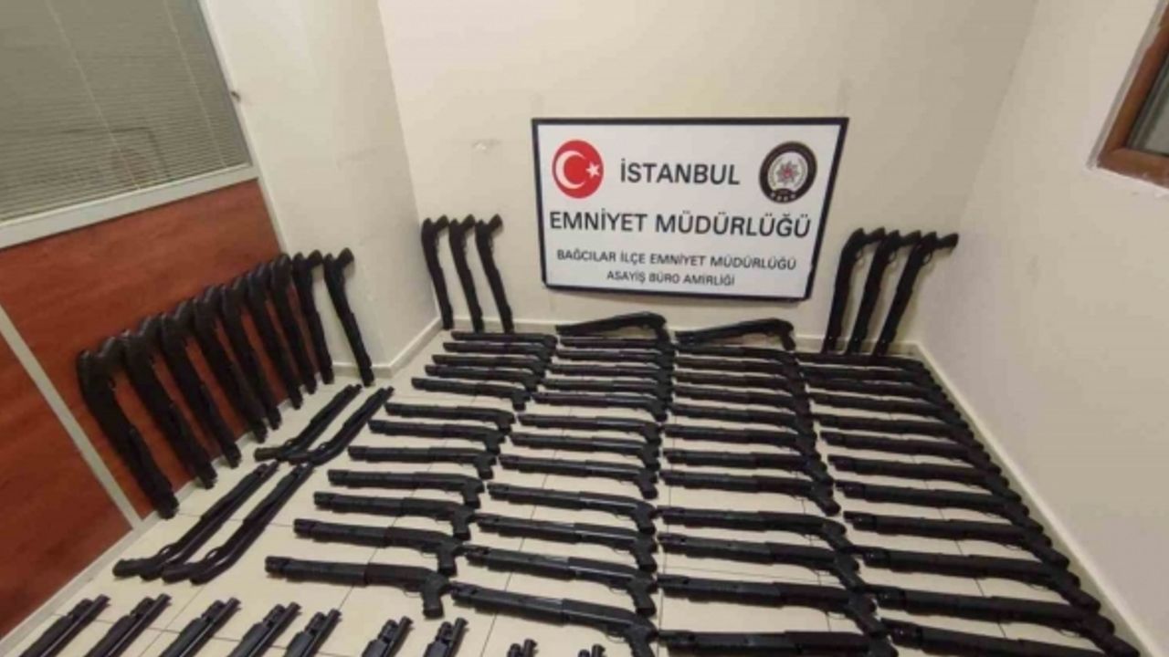 Durdurulan otomobil silah deposu çıktı: Yapılan aramalarda 86 tüfek ele geçirildi