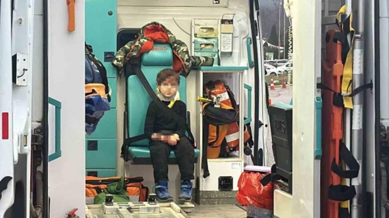 Düzce’de feci kaza: Otomobil bariyerlere saplandı, 8 kişi yaralandı