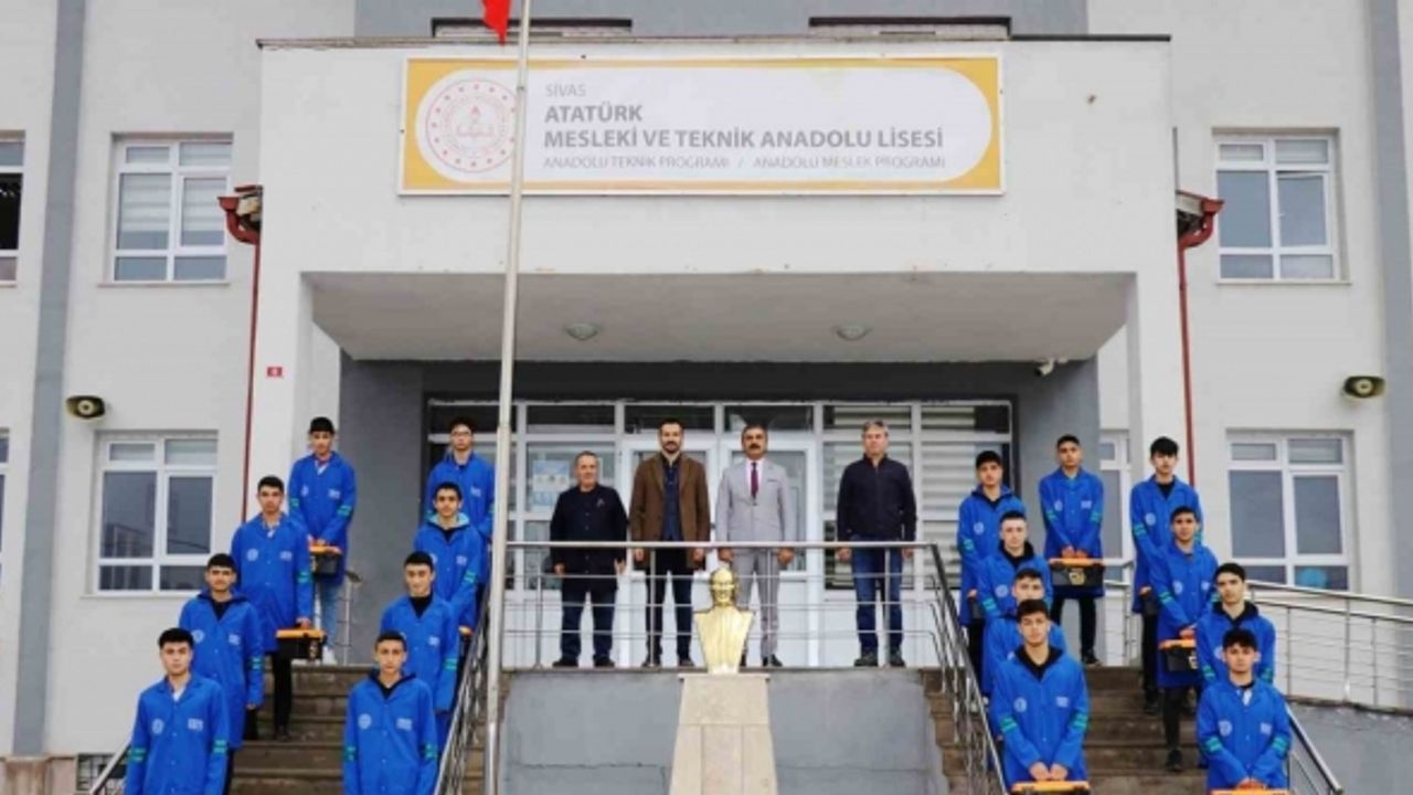 (Düzeltme) "Enerjinin Yıldızları" projesinde mezun olan 94 öğrenci çalışma hayatına ilk adımını attı