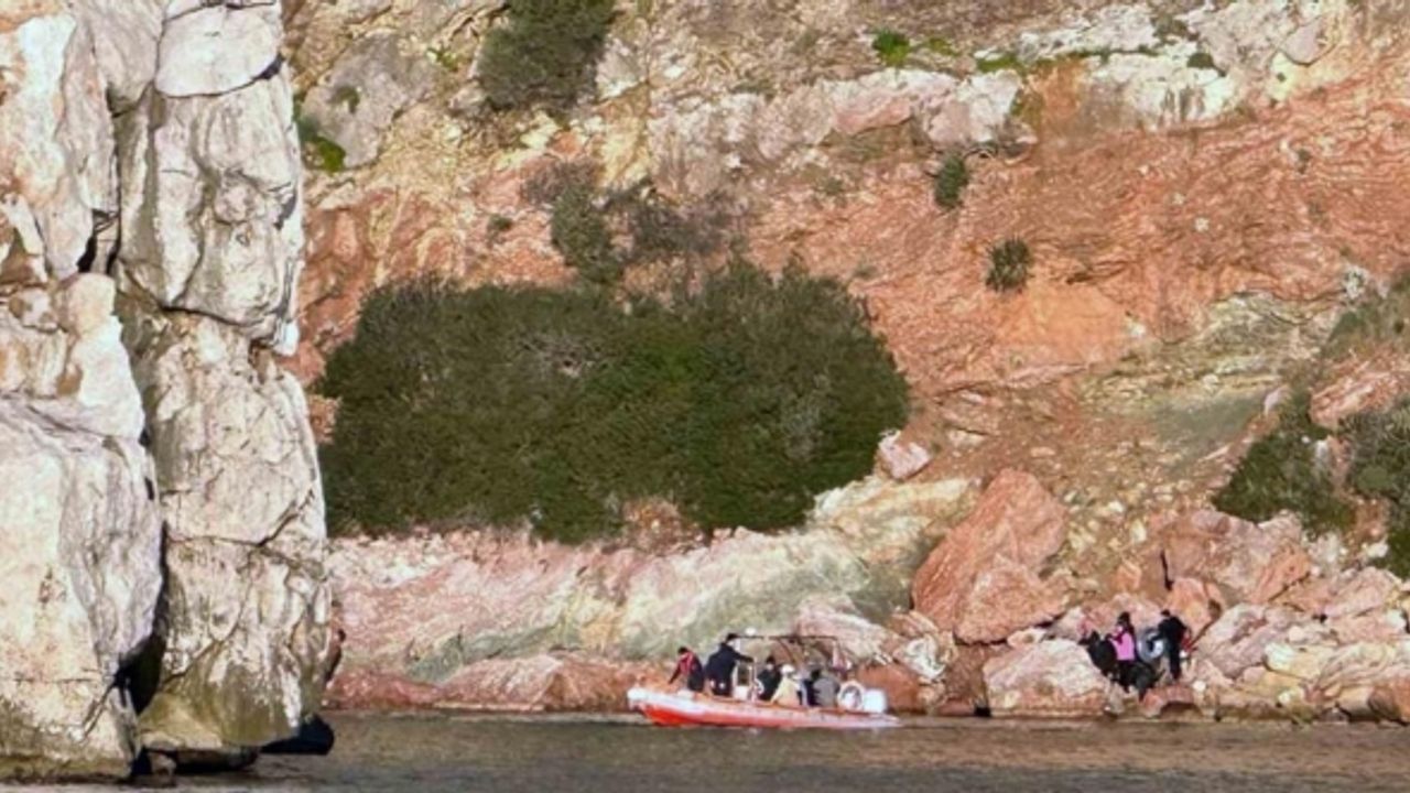 Düzensiz göçmenleri Yunan adası diyerek Çiftlik koyuna terk ettiler