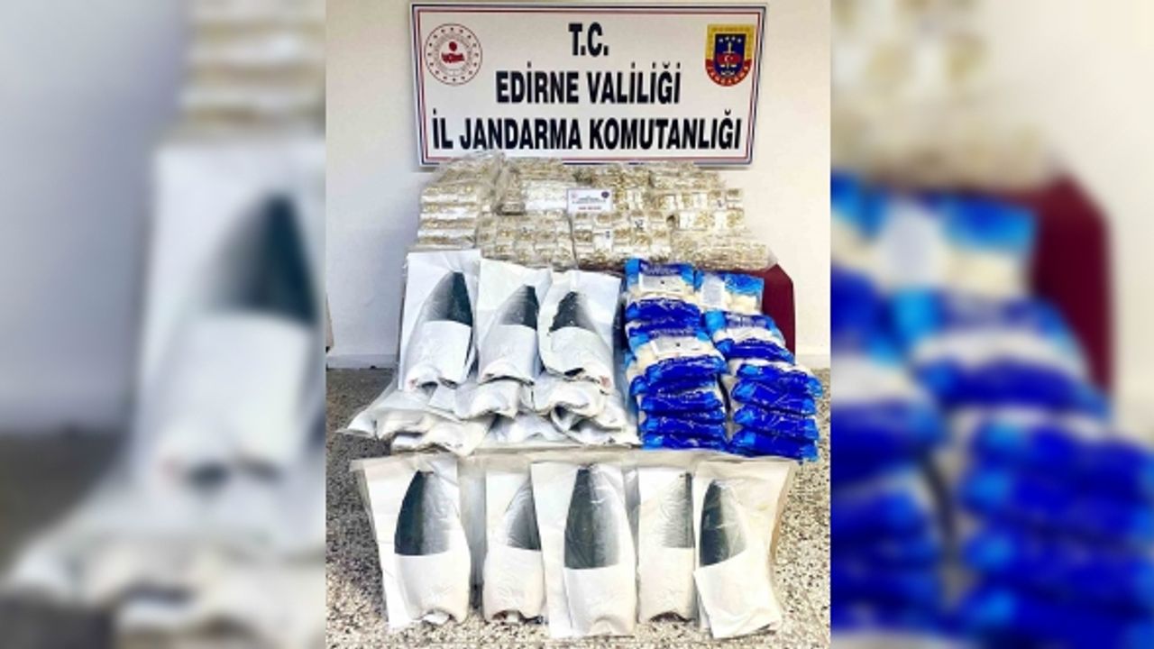 Edirne’de yüzlerce süs eşyası takı ve deniz ürünü ele geçirildi