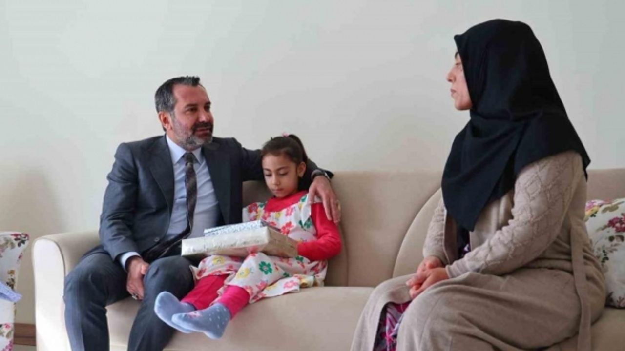 Elazığ depreminin simgesi Yüsra ve ailesine Başkan Şerifoğulları sahip çıktı