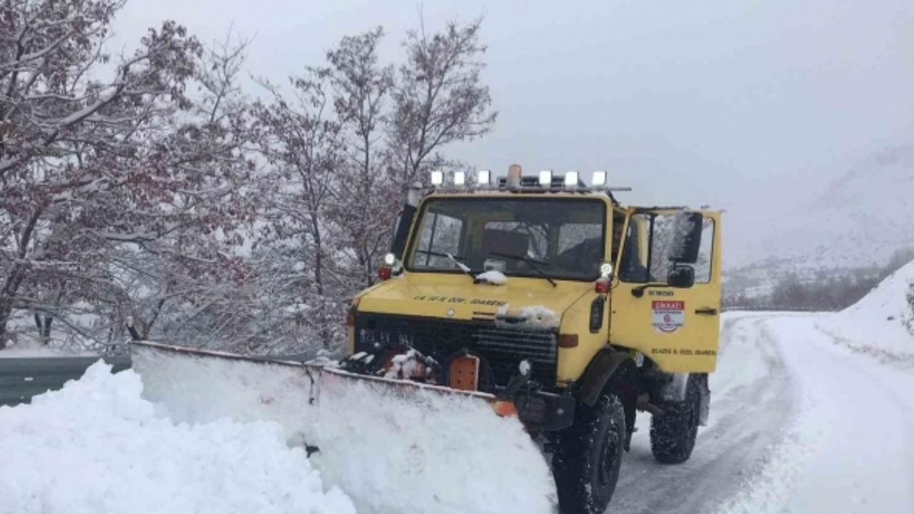 Elazığ’da  kapalı 3 köy yolunda çalışmalar sürüyor
