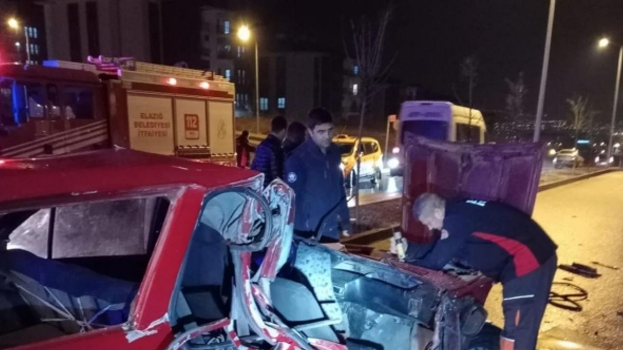 Elazığ’da otomobil park halindeki tırın altına girdi: 1 yaralı