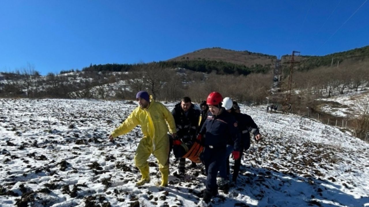Elektrik akımına kapılarak direkte mahsur kalan işçiyi itfaiye kurtardı
