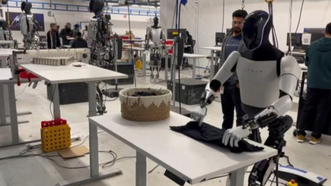 Elon Musk, şirketinin geliştirdiği insansı robotun tişört katladığı anları paylaştı
