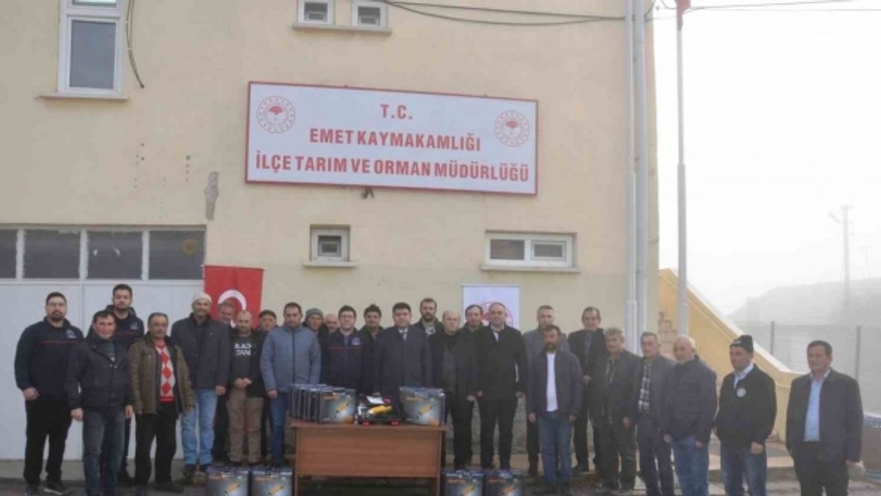 Emet’te koyun ve keçi sahibi 18 üreticiye koyun kırkım makinesi dağıtıldı