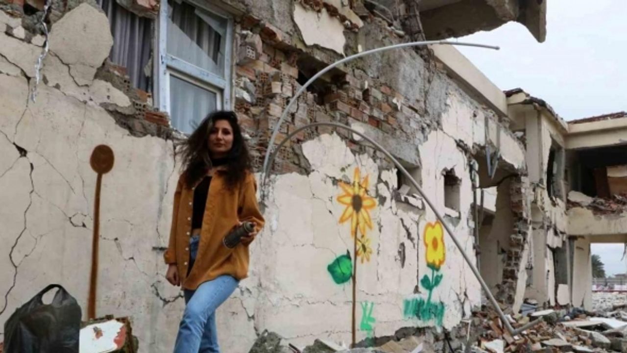 Enkaz kentin duvarları kadın eliyle renklendi