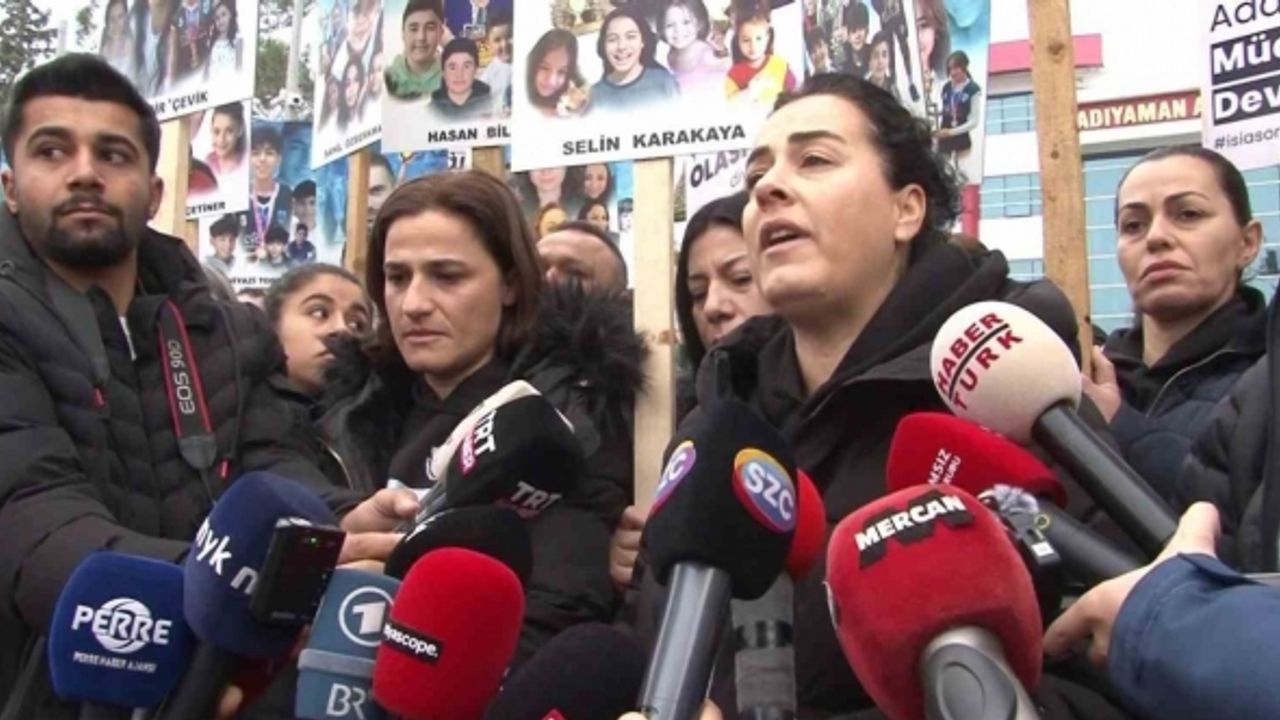 Enkazda evlatlarını kaybeden aileler sanıkların cinayetle yargılanmasını istedi