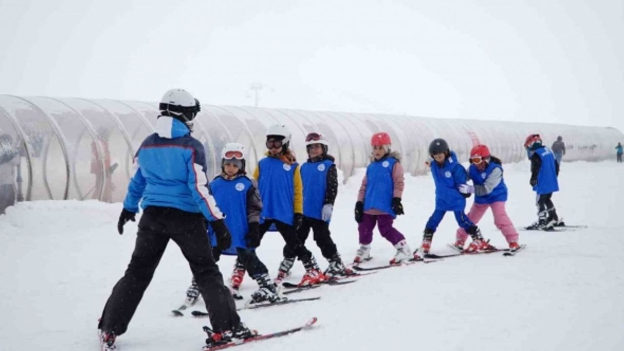 Erciyes Kayak Okulu’nda 200 kişi ilk defa kayak öğreniyor