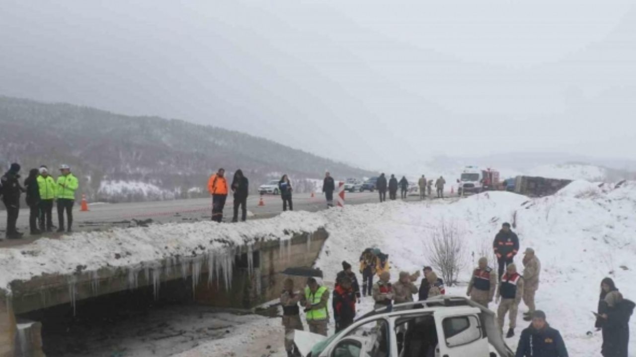 Erzincan’da Fiat marka hafif ticari araç ile midibüs çarpıştı: 1 ölü, 6’ı asker 9 yaralı