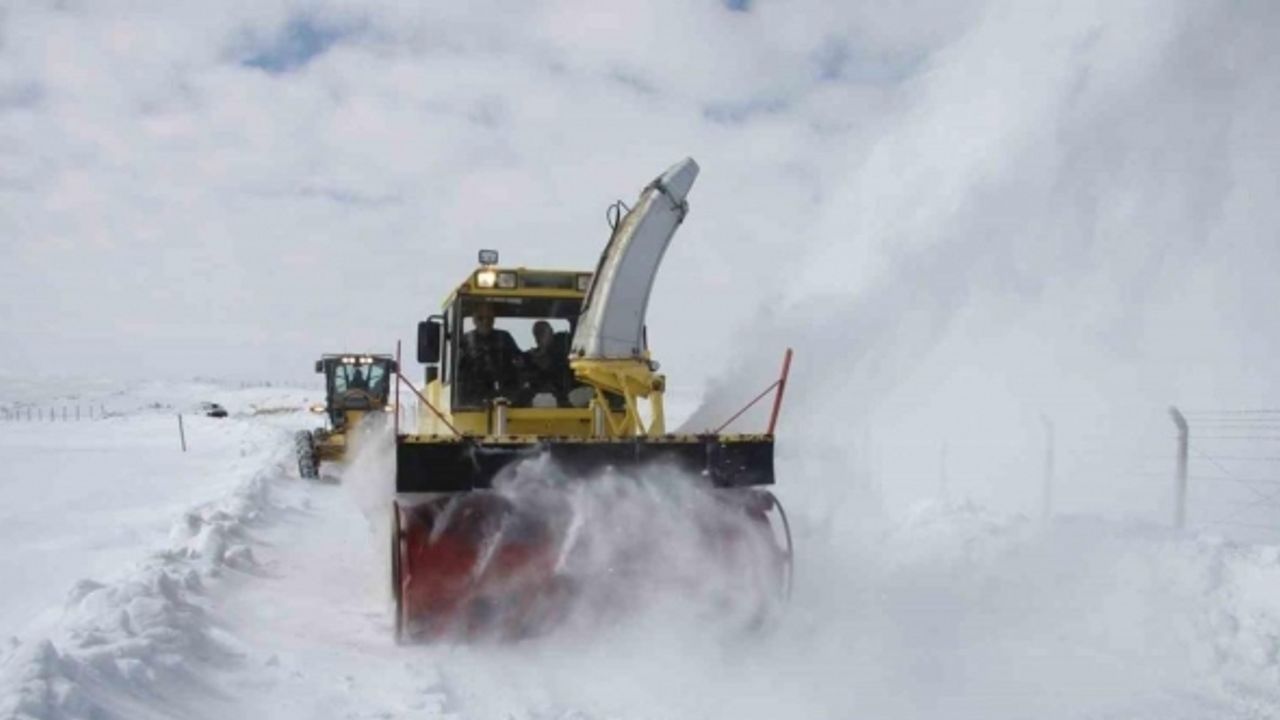 Erzincan’da kardan kapanan 375 köy yolu ulaşıma açıldı