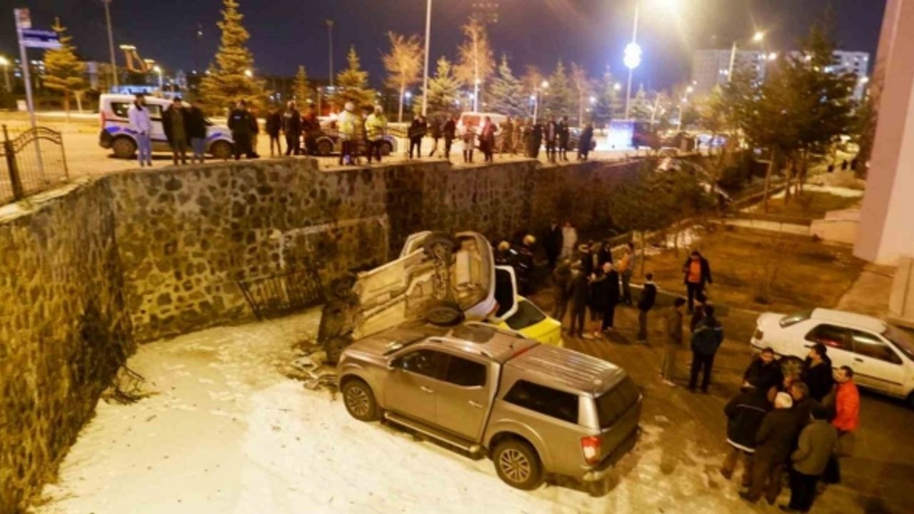 Erzurum’da feci kaza; araçlar bahçe duvarından aşağı uçtu
