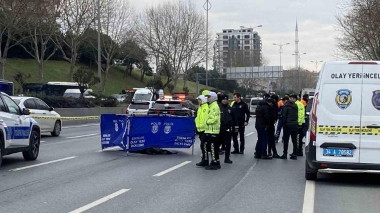Esenler’de üstgeçitten yola atlayan kadının üstünden araç geçti: O anlar kamerada