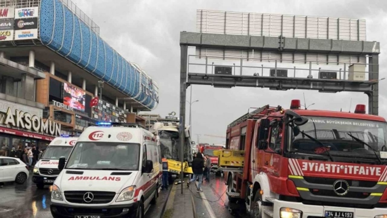 Esenyurt’ta İETT otobüsü yön direğine çarptı: 8 yaralı