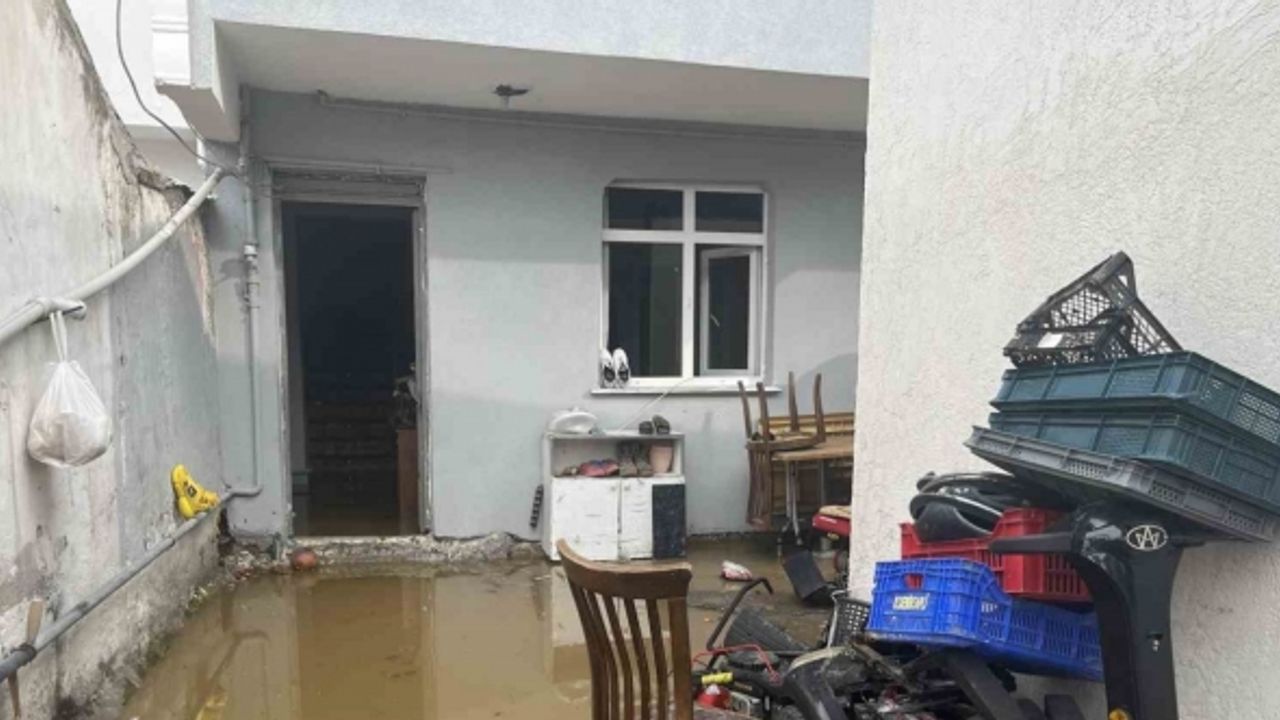 Esenyurt’ta İSKİ’ye ait rögar kapağı patladı: İki evi su bastı