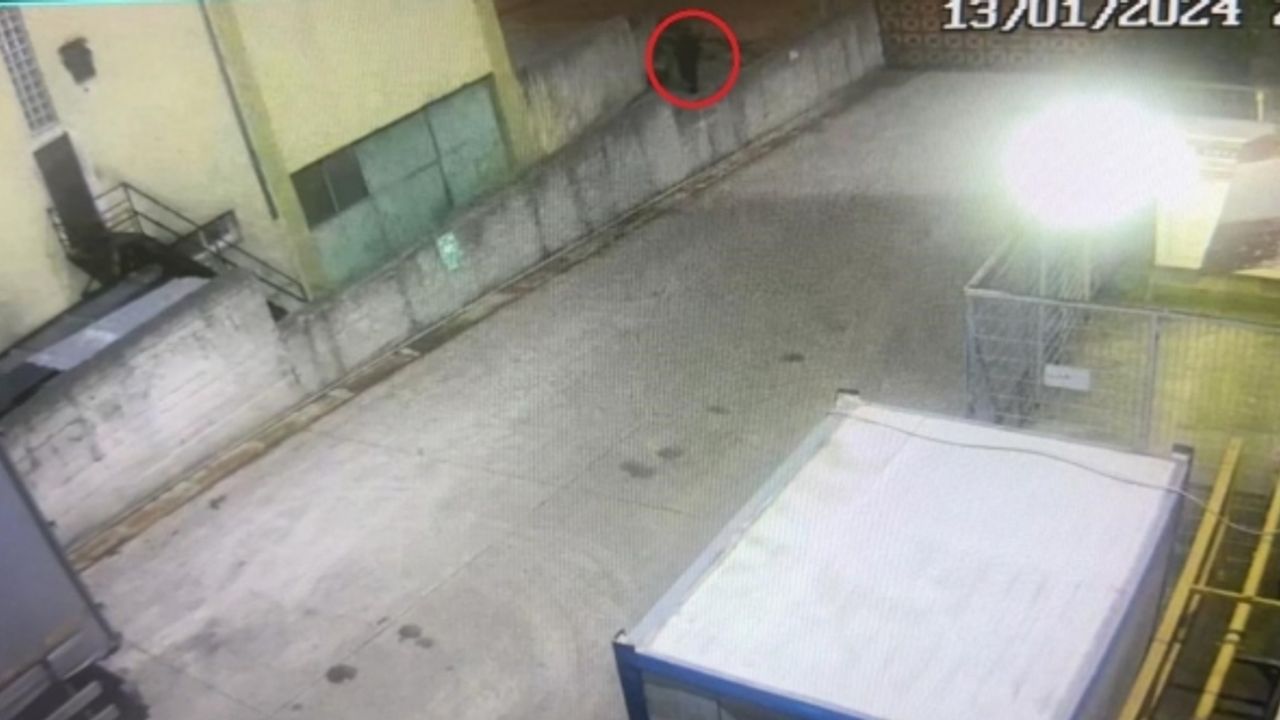 Eski çalıştığı fabrikada çelik kasayı patlattı, ilk önce Ipone 15 aldı