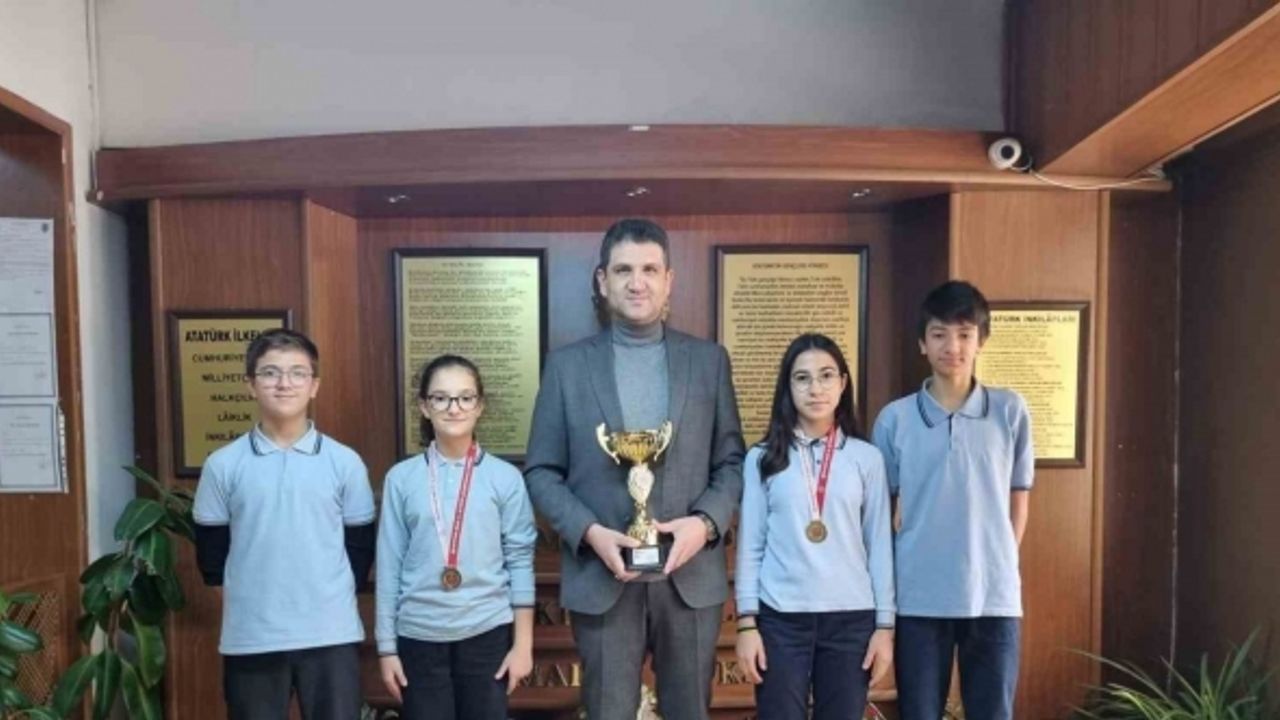 Eskişehir Ticaret Borsası Ortaokulu Kız Masa Tenisi Takımı Eskişehir birinciliği kazandı