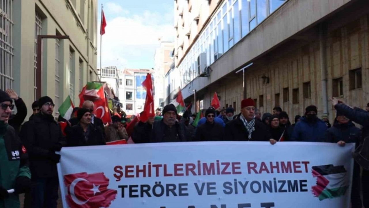 Eskişehir’de Pençe Kilit Harekâtında şehit olan askerler ve Gazze için yürüyüş