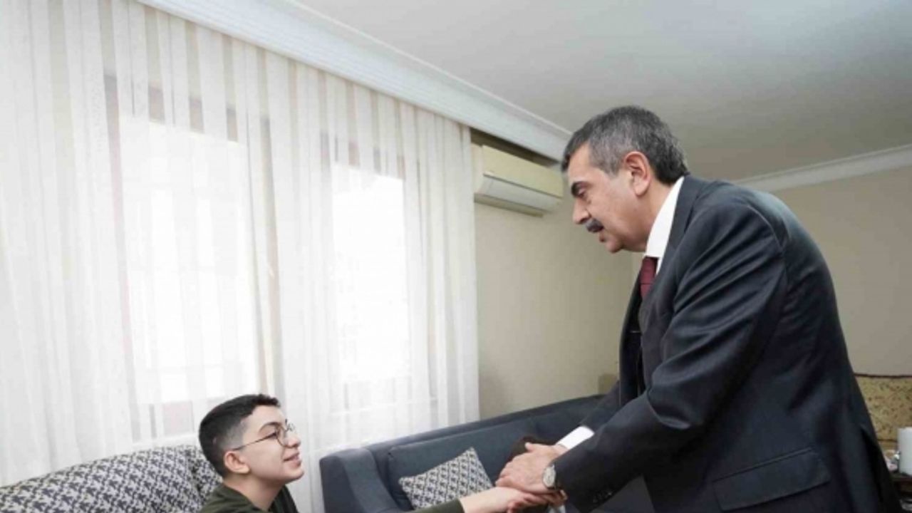 Evde eğitim gören depremzede öğrenciye karnesini Bakan Tekin verdi