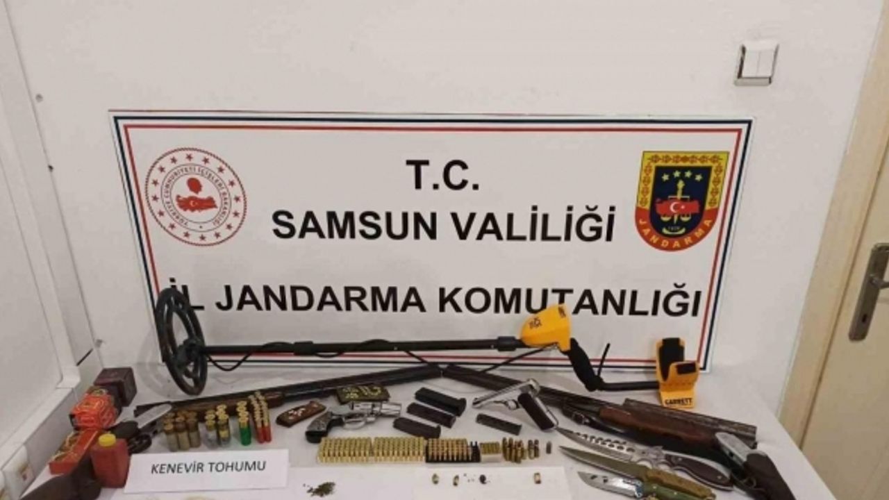 Evinde silah ve uyuşturucu ele geçen şahıs jandarma tarafından gözaltına alındı