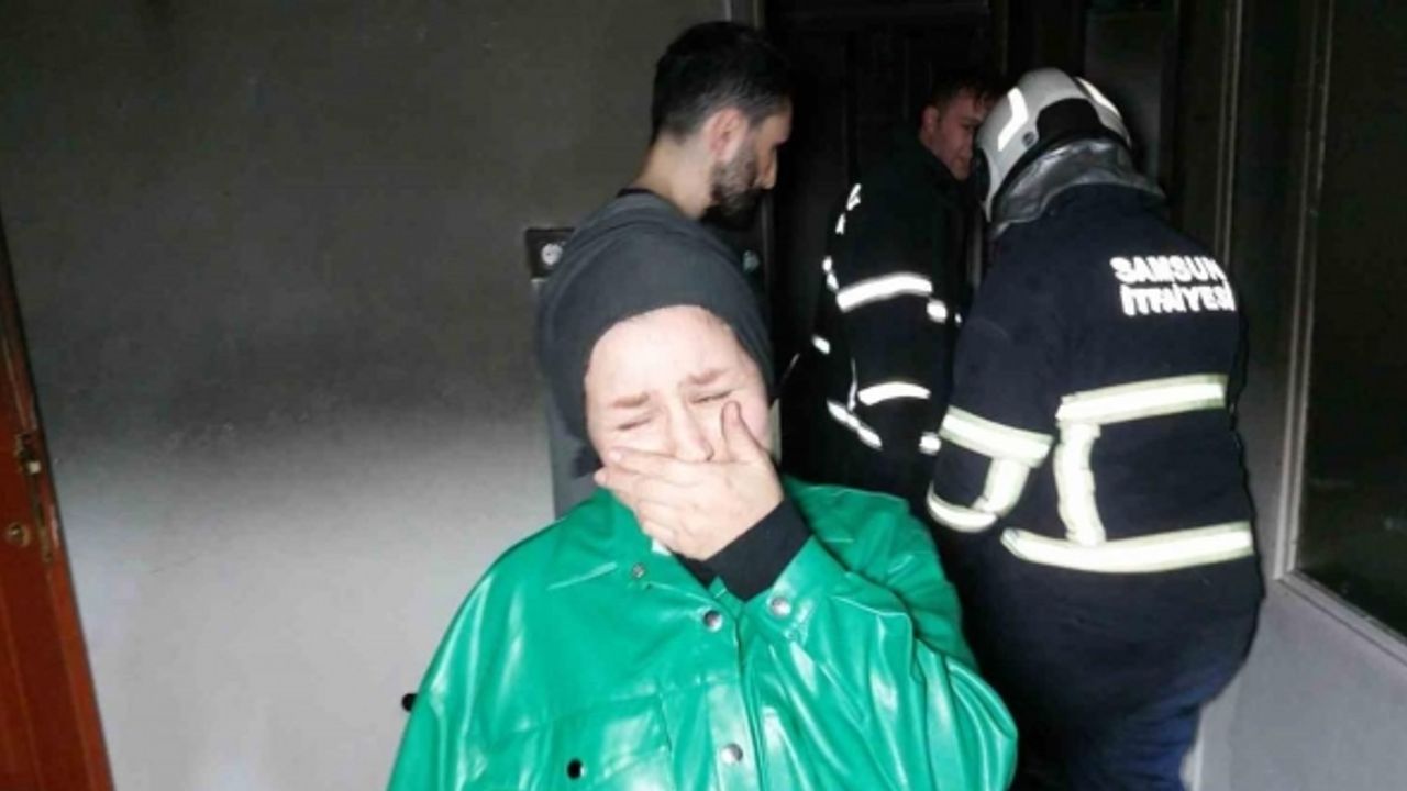 Evinde yangın çıkan kadın telef olan kedileri ile kuşları için gözyaşı döktü