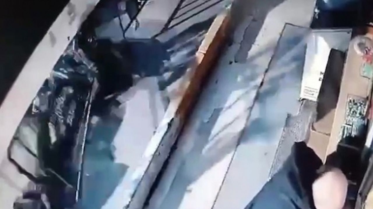 Eyüpsultan’da 2 kişiye böyle çarptı, motosikletini bırakarak kaçtı