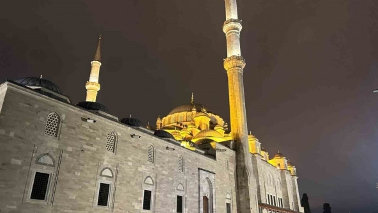 Fatih Camii’nde bıçaklı saldırı: İmam ve bir vatandaşın hayati tehlikesi sürüyor