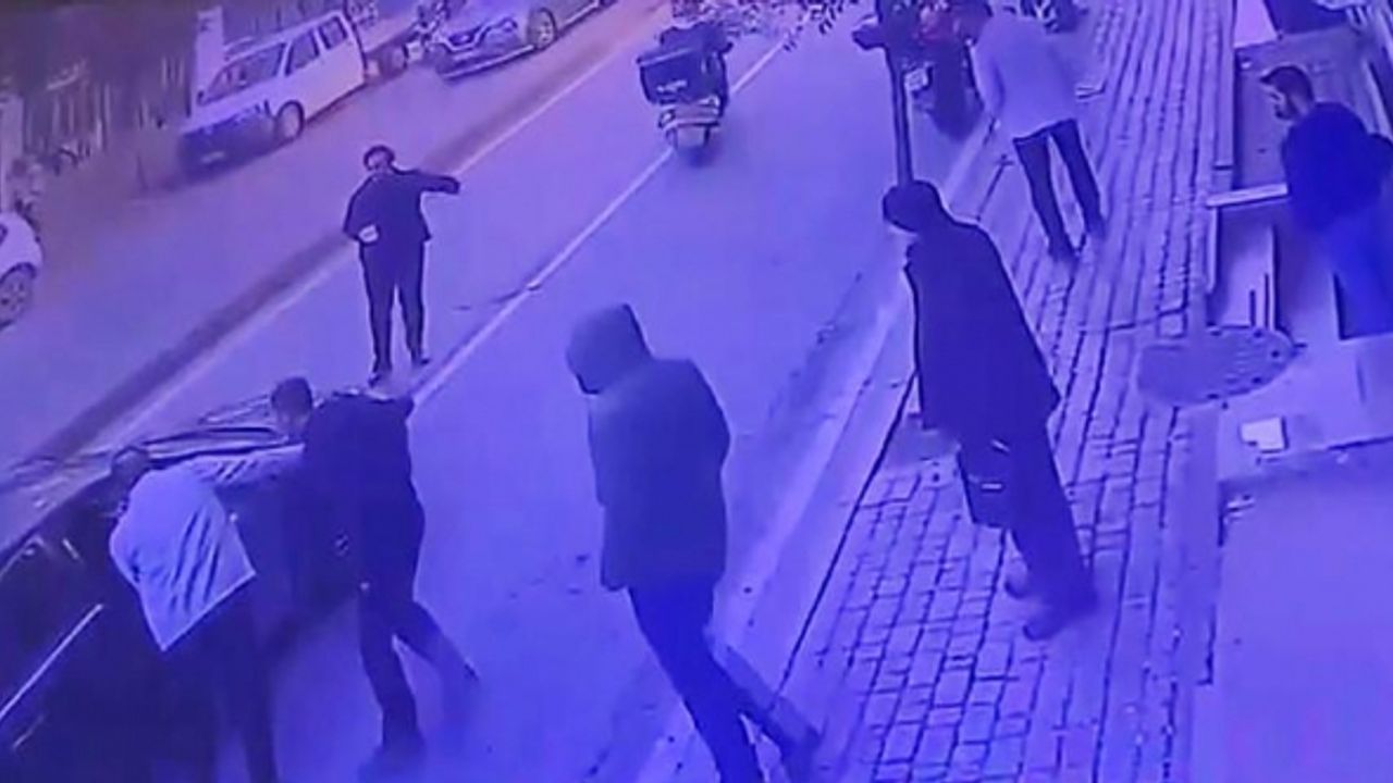 Fatih’te otomobilin motosikletli kurye çarptığı o anlar kamerada