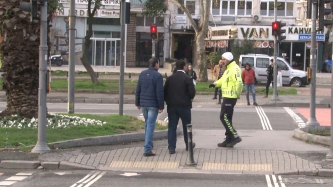 Fatih’te yayalara kırmızı ışık denetimi: 11 kişiye toplam 7 bin 590 lira değerinde ceza yazıldı