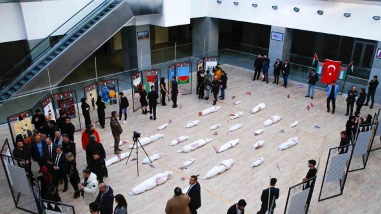 Filistin’deki soykırımı anlatan afiş sergisi düzenledi