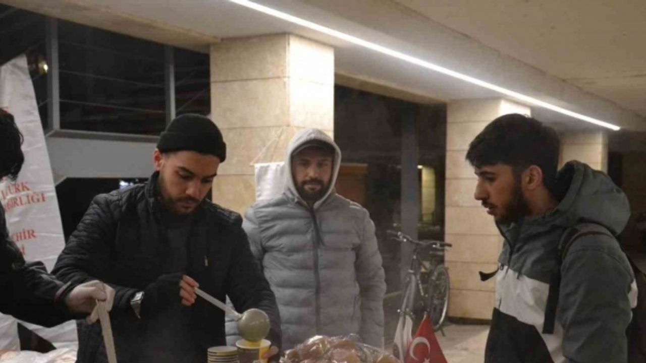 Final haftasındaki üniversite öğrencileri için sıcak çorba dağıtıldı