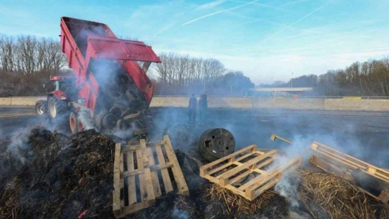 Fransa’da çiftçiler otoyolları kapatarak Paris’i abluka altına aldı