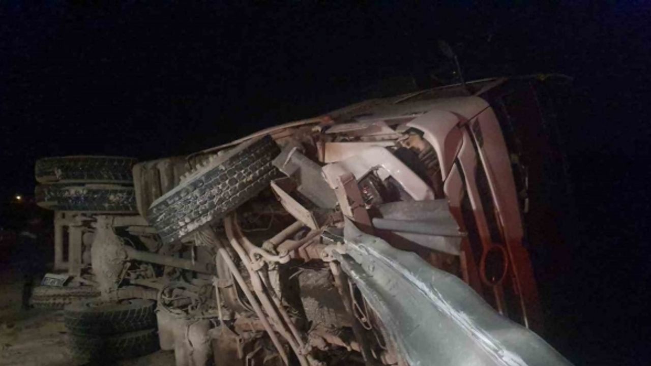 Freni boşalan tır kazaya neden oldu: 2 yaralı