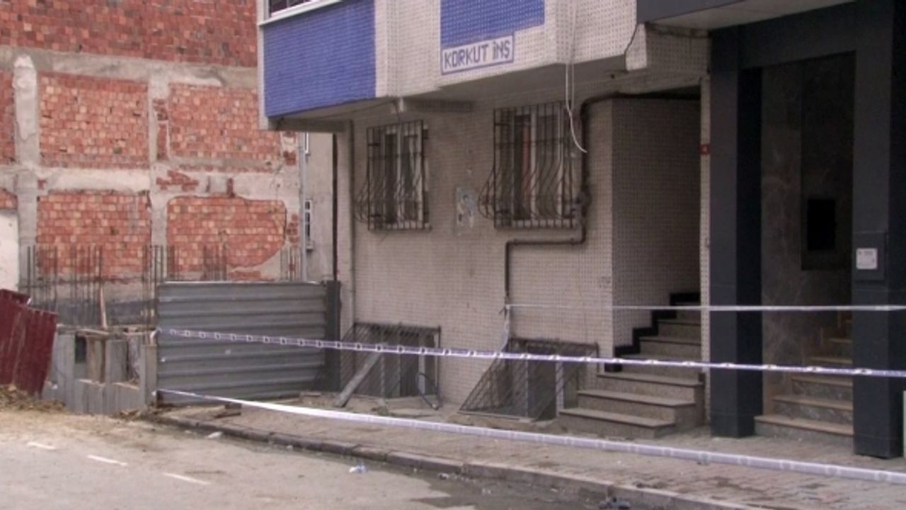 Gaziosmanpaşa’da inşaat temelinde toprak kaydı, 2 bina tahliye edildi