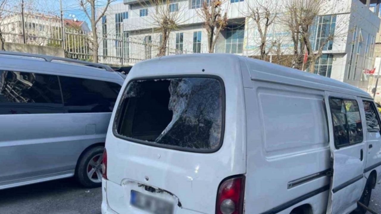 Gaziosmanpaşa’da trafikte tartışmanın ardından birbirlerine balyozla saldıran sürücüler yakalandı