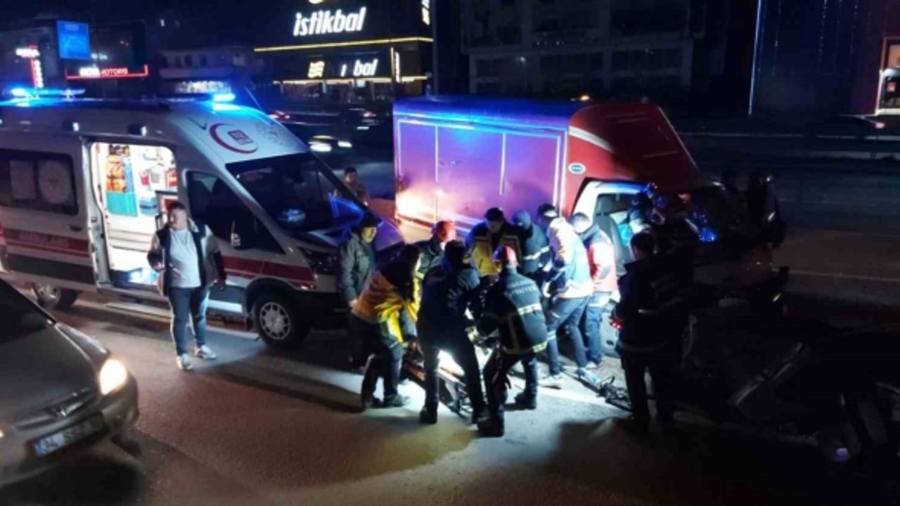 Gebze’de kamyonet bariyerlere ok gibi saplandı: 1 yaralı