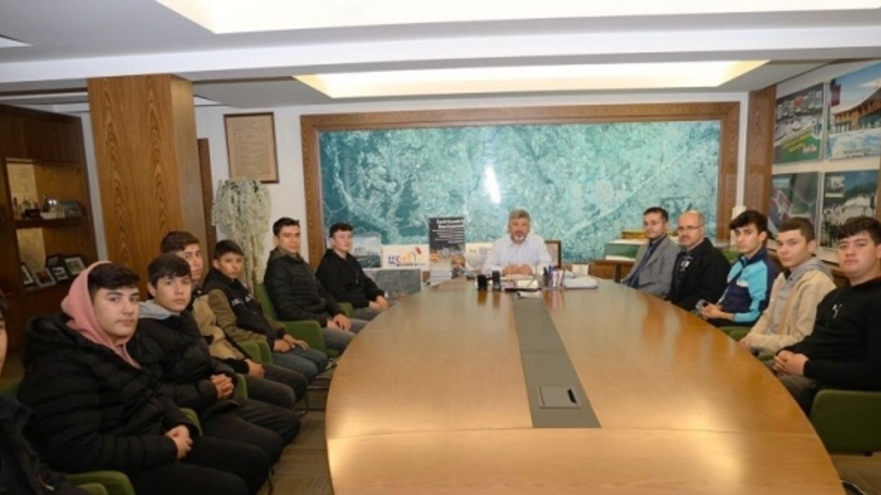 Gediz’de belediye destek veriyor, öğrenciler üretiyor